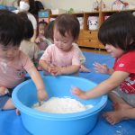 小麦粉粘土遊び（１歳児クラス、すくすく子育て教室）
